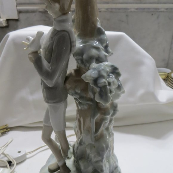 Lampara Colegial Boy with Dove. Sculptor Fulgencia - Picture 3 of 8